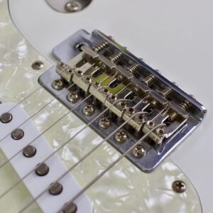 Non-locking & vintage tremolo